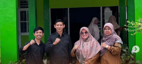 Ketua Bawaslu Kota Padang Panjang, Hidayatul Fajri didampingi staf, Reihan Harriz mengunjungi SMAN 3 Padang Panjang dalam rangka melakukan koordinasi terkait pelaksanaan kegiatan pendidikan demokrasi bagi peserta didik melalui program “Bawaslu Membelajarkan”, Selasa (6/10).
