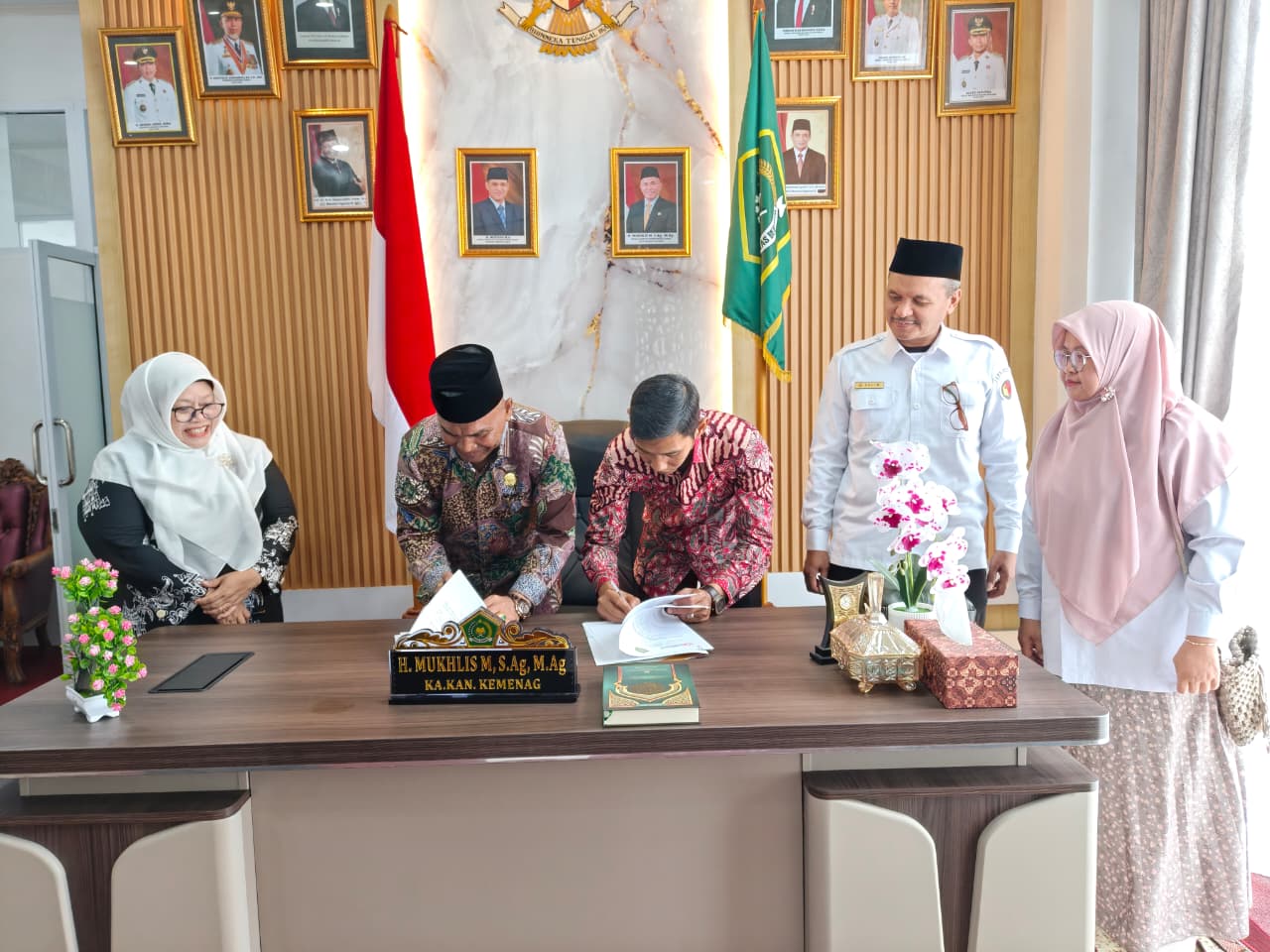 Bawaslu Kota Padang Panjang resmi menjalin kerja sama strategis dengan Kantor Kementerian Agama (Kemenag) Kota Padang Panjang melalui penandatanganan Memorandum of Understanding (MoU).