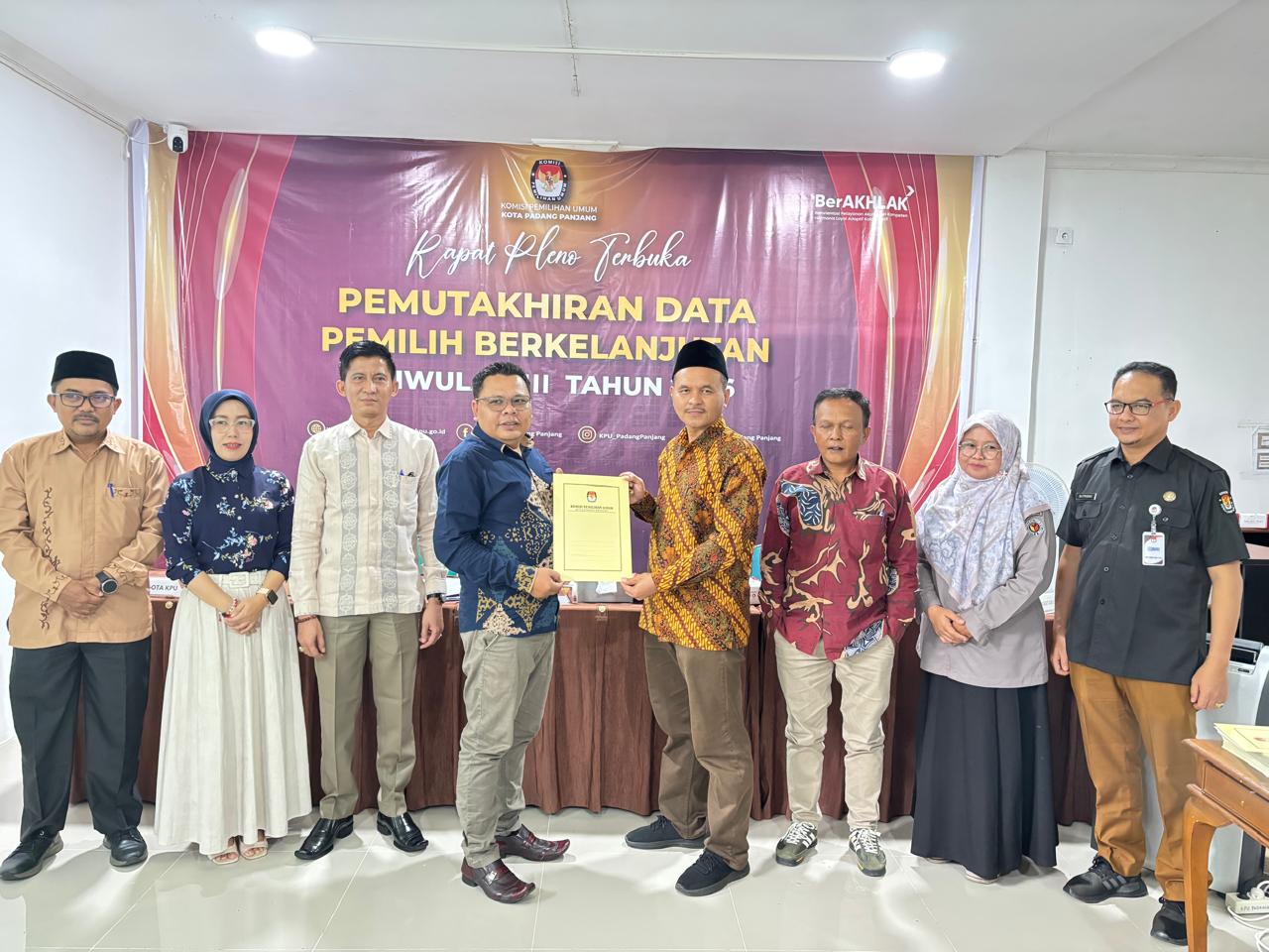 Anggota Bawaslu kota Padang Panjang, Agus Salim dan Winda Aprizona menghadiri Rapat Pleno Terbuka Rekapitulasi Daftar Pemilih Berkelanjutan (PDPB) Triwulan III Tahun 2026 yang digelar oleh KPU Kota Padang Panjang, Rabu (30/9).