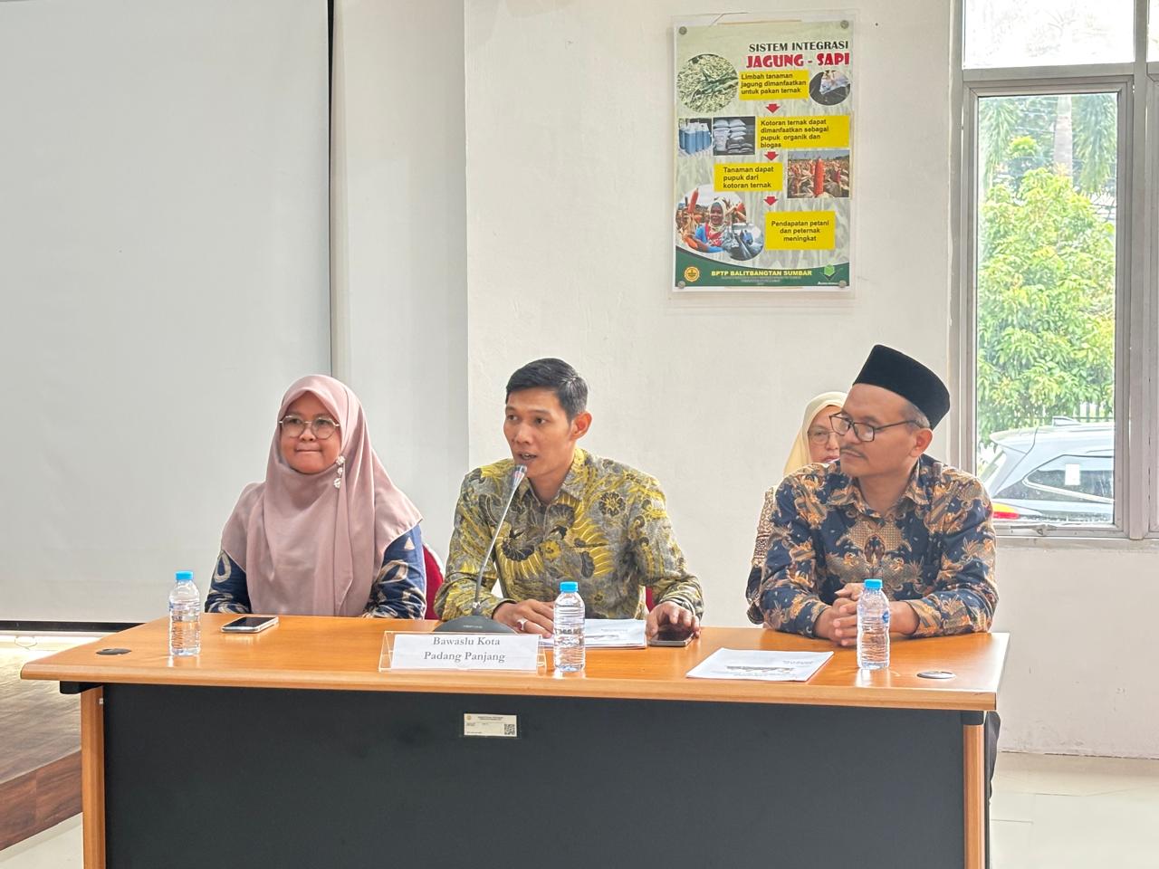 Bawaslu Kota Padang Panjang melaksanakan tahapan Uji Presentasi dalam rangka Monitoring dan Evaluasi (E-Monev) Keterbukaan Informasi Publik Tahun 2026 di hadapan Tim Penilai Komisi Informasi (KI) Provinsi Sumatera Barat pada Rabu, 14/10
