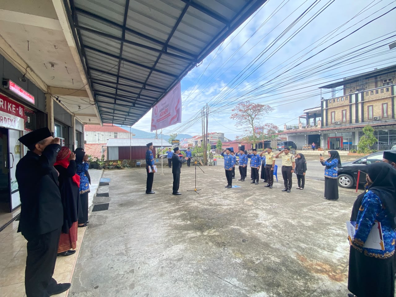 Bawaslu Kota Padang Panjang melaksanakan Upacara Peringatan Hari Sumpah Pemuda ke-98 Tahun 2026 di halaman kantor setempat pada Rabu (28/10/2026). 