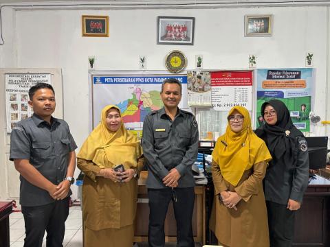 Anggota Bawaslu Kota Padang Panjang, Agus Salim, didampingi staf sekretariat melakukan kunjungan koordinasi ke Dinas Sosial Kota Padang Panjang pada Senin, 11 Mei 2026.