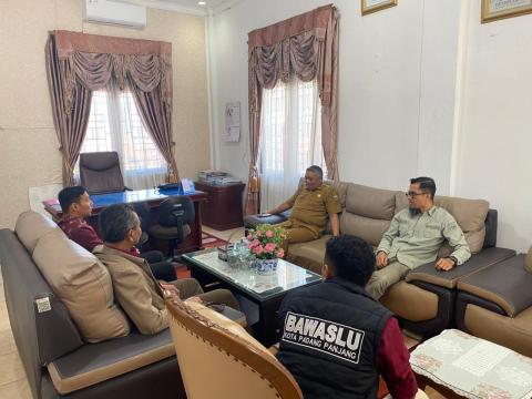pimpinan Bawaslu Kota Padang Panjang melakukan koordinasi strategis dengan Dinas Kependudukan dan Pencatatan Sipil (Disdukcapil) Kota Padang Panjang pada Selasa (12/05/2026).