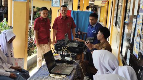 Anggota Bawaslu Kota Padang Panjang,Agus Salim beserta tim lakukan pengawasan langsung terhadap proses perekaman KTP Elektronik (e-KTP) bagi siswa-siswi di SMA Negeri 2 Padang Panjang pada Selasa (12/05/2026).