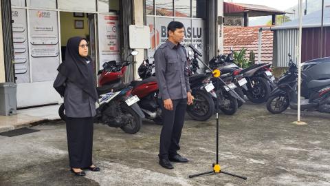 Ketua Bawaslu Kota Padang Panjang, Hidayatul Fajri, memimpin pelaksanaan apel pagi rutin di halaman Kantor Bawaslu Kota Padang Panjang pada Senin (27/07/2026).