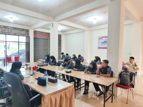 Bawaslu Kota Padang Panjang menggelar Rapat Evaluasi Bulanan Rutin di Aula Kantor Bawaslu Kota Padang Panjang pada Senin (03/08/2026).