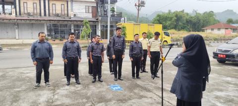 Bawaslu Kota Padang Panjang menggelar kegiatan Apel Rutin Mingguan pada Senin (12/10/2026) di halaman kantor Bawaslu Kota Padang Panjang