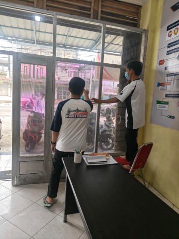 Bawaslu Kota Padang Panjang menggelar aksi bersih-bersih di lingkungan kantor pada Jumat (23/10/2026)