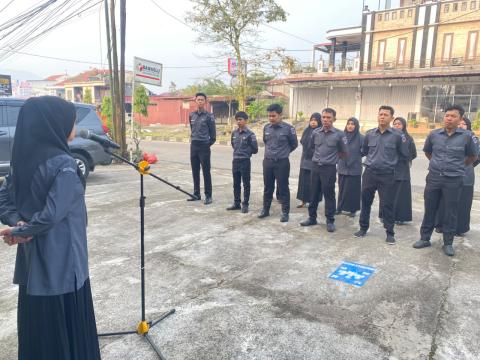Bawaslu Kota Padang Panjang kembali menggelar kegiatan Apel Rutin Mingguan pada Senin (19/10/2026) di halaman kantor Bawaslu Kota Padang Panjang