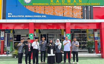 Foto bersama Bawaslu kota Padang Panjang bersama unsur pimpinan KM Muhammadiyah