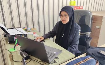 Koordinator Sekretariat Bawaslu Kota Padang Panjang, Novlinda  saat mengikut Rapat Evaluasi dan Pekmbinaan secara daring, Senin (23/02)saat mengikut 