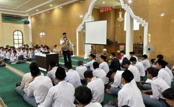 tim Bawaslu Kota Padang Panjang mengunjungi para santriwan dan santriwati SMA Negeri 3 Padang Panjang yang tengah melaksanakan kegiatan Pesantren Ramadhan di Masjid Ashliyah, Kota Padang Panjang.