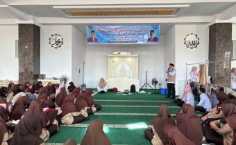 Anggota Bawaslu Padang Panjang, Agus Salim saat memberikan sosialisai kepada siswa/i SMA Negeri 1 Padang Panjang
