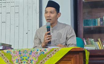Ketua Bawaslu Kota Padang Panjang, Hidayatul Fajri saat memberikan sambutan di Mushola Husnul Khotimah, Koto Panjang