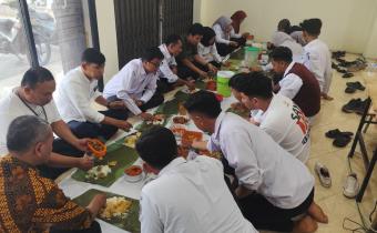 Tradisi makan bersama sebagai bentuk rasa syukur dan ajang mempererat tali silaturahmi antar-pegawai.