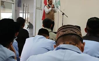 Anggota Bawaslu Padang Panjang Agus Salim Saat Melakukan Sosialisasi Pelantikan Pengurus Daerah Badan Komunikasi Pemuda Remaja Masjid Indonesia (BKPRMI) Kota Padang Panjang periode 2025-2030 di Masjid Manarul Ilmi Islamic Center, Minggu (8/3/2026).