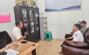 Anggota Bawaslu Kota Padang Panjang, Agus Salim, bersama jajaran staf sekretariat melakukan kunjungan koordinasi ke Kantor Lurah Silaing Bawah.