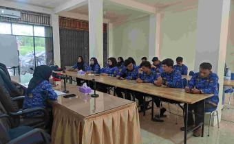 Rapat Evaluasi Rutin yang diikuti oleh seluruh jajaran staf sekretariat pada Kamis (16/04/2026). 
