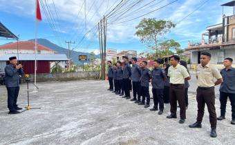 Apel Senin Pagi yang digelar di halaman kantor sekretariat pada Senin (13/04/2026). Bertindak sebagai Pembina Apel, Anggota Bawaslu Kota Padang Panjang Koordinator Divisi Hukum, Pencegahan, Partisipasi Masyarakat, dan Hubungan Masyarakat (HPPH), Agus Salim.