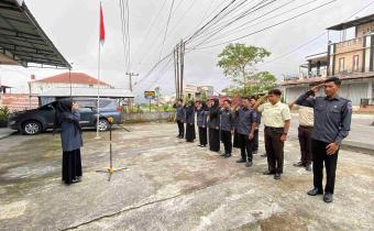 Apel Pagi rutin yang digelar di halaman kantor sekretariat pada Senin (27/04/2026), yang dipimpin langsung oleh Koordinator Sekretariat (Korsek), Novlinda.
