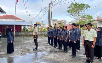 Apel rutin senin pagi yang diikuti oleh seluruh jajaran sekretariat di halaman kantor setempat, Senin (04/05/2026).