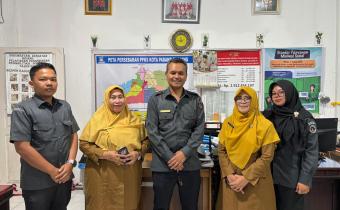 Anggota Bawaslu Kota Padang Panjang, Agus Salim, didampingi staf sekretariat melakukan kunjungan koordinasi ke Dinas Sosial Kota Padang Panjang pada Senin, 11 Mei 2026.