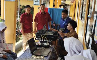 Anggota Bawaslu Kota Padang Panjang,Agus Salim beserta tim lakukan pengawasan langsung terhadap proses perekaman KTP Elektronik (e-KTP) bagi siswa-siswi di SMA Negeri 2 Padang Panjang pada Selasa (12/05/2026).