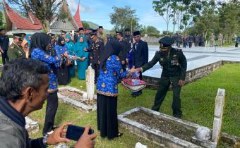 Ketua Bawaslu Kota Padang Panjang, Hidayatul Fajri, menghadiri kegiatan ziarah nasional dan tabur bunga di Taman Makam Pahlawan (TMP) Kusuma Sakti pada Rabu (20/05/2026). 
