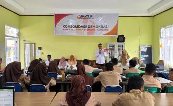 Bawaslu Kota Padang Panjang menyambangi Sekolah Luar Biasa (SLB) Negeri 1 Padang Panjang pada Rabu (10/06/2026)
