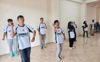  Jajaran Bawaslu Kota Padang Panjang menggelar kegiatan senam bersama dalam rangkaian program "Jumat Sehati" pada Jumat (24/07/2026) pagi