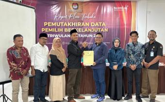 Rapat Pleno Terbuka Rekapitulasi Pemutakhiran Data Pemilih Berkelanjutan (PDPB) Triwulan II Tahun 2026 di Kantor KPU Kota Padang Panjang, Rabu (1/7/2026).