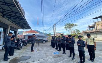 Bawaslu Kota Padang Panjang kembali melaksanakan apel rutin mingguan pada Senin (13/07/2026) pagi di halaman kantor setempat