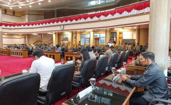 Ketua Bawaslu Kota Padang Panjang, Hidayatul Fajri, menghadiri Rapat Paripurna Dewan Perwakilan Rakyat Daerah (DPRD) Kota Padang Panjang pada Senin (13/07/2026). 