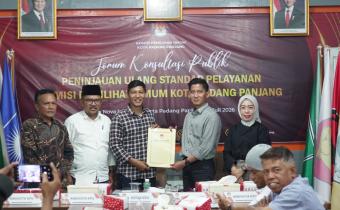 Ketua Bawaslu Kota Padang Panjang, Hidayatul Fajri, menghadiri kegiatan Forum Konsultasi Publik yang diselenggarakan oleh Komisi Pemilihan Umum (KPU) Kota Padang Panjang.