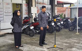 Ketua Bawaslu Kota Padang Panjang, Hidayatul Fajri, memimpin pelaksanaan apel pagi rutin di halaman Kantor Bawaslu Kota Padang Panjang pada Senin (27/07/2026).