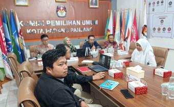 Anggota Bawaslu Kota Padang Panjang, Winda Aprizona, menghadiri kegiatan Bedah Buku Kepemiluan yang diselenggarakan oleh KPU Kota Padang Panjang pada Rabu (16/09/2026). 