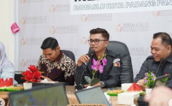 Anggota Bawaslu Provinsi Sumatera Barat, Febrian Bartez saat membuka kegiatan menyampaikan apresiasi dan terima kasih kepada seluruh jajaran