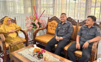 Anggota Bawaslu Kota Padang Panjang, Agus Salim didampingi oleh staf, Rahmah Tika Saufi dan Richi Aulia mengunjungi SMAN 2 Padang Panjang dan MAN 3 Padang Panjang 