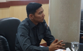 etua Bawaslu Kota Padang Panjang, Hidayatul Fajri menghadiri Rapat Paripurna DPRD Kota Padang Panjang dengan agenda Penyampaian Jawaban Wali Kota atas Pandangan Umum Fraksi-Fraksi DPRD terhadap sejumlah Rancangan Peraturan Daerah (Ranperda), Senin (5/10).