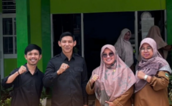 Ketua Bawaslu Kota Padang Panjang, Hidayatul Fajri didampingi staf, Reihan Harriz mengunjungi SMAN 3 Padang Panjang dalam rangka melakukan koordinasi terkait pelaksanaan kegiatan pendidikan demokrasi bagi peserta didik melalui program “Bawaslu Membelajarkan”, Selasa (6/10).
