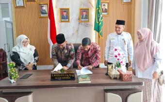 Bawaslu Kota Padang Panjang resmi menjalin kerja sama strategis dengan Kantor Kementerian Agama (Kemenag) Kota Padang Panjang melalui penandatanganan Memorandum of Understanding (MoU).