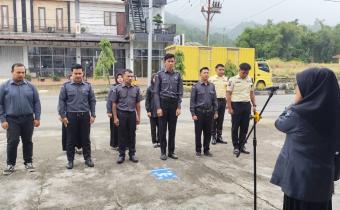 Bawaslu Kota Padang Panjang menggelar kegiatan Apel Rutin Mingguan pada Senin (12/10/2026) di halaman kantor Bawaslu Kota Padang Panjang