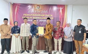 Anggota Bawaslu kota Padang Panjang, Agus Salim dan Winda Aprizona menghadiri Rapat Pleno Terbuka Rekapitulasi Daftar Pemilih Berkelanjutan (PDPB) Triwulan III Tahun 2026 yang digelar oleh KPU Kota Padang Panjang, Rabu (30/9).