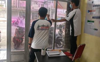 Bawaslu Kota Padang Panjang menggelar aksi bersih-bersih di lingkungan kantor pada Jumat (23/10/2026)