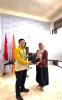 Bawaslu Padang Panjang memberikan sertifikat penghargaan khusus kepada sejumlah peserta yang dinilai memberikan kontribusi terbaik sepanjang pelaksanaan kelas pelatihan.